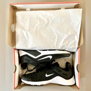 Women’s Nike Legend Essential size 10.5 new with box